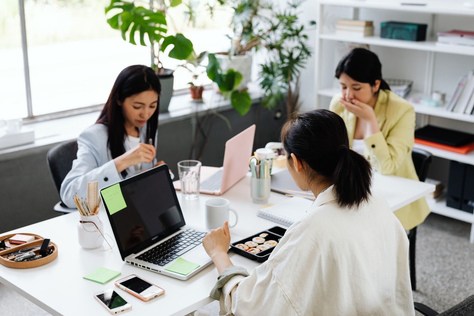会議のあと 疲れる 打ち合わせと向き合う穏やかなシーン