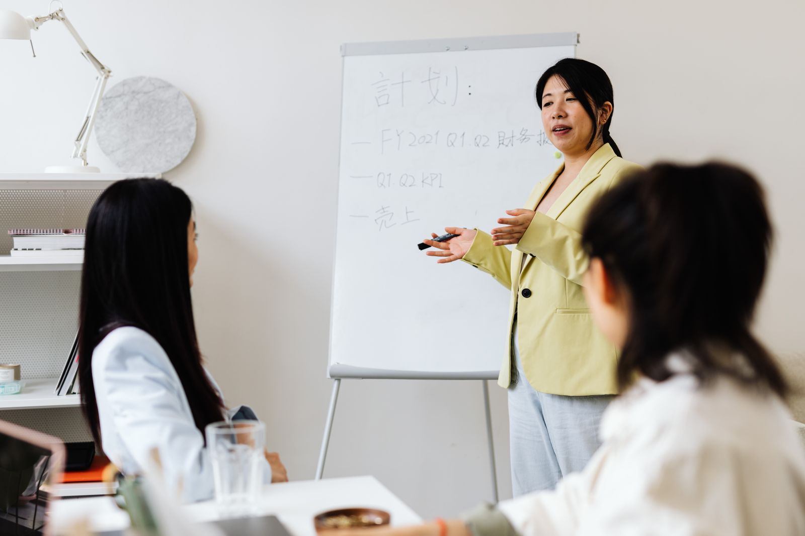 コーチ 契約終了 切り出すに悩む女性のイメージ