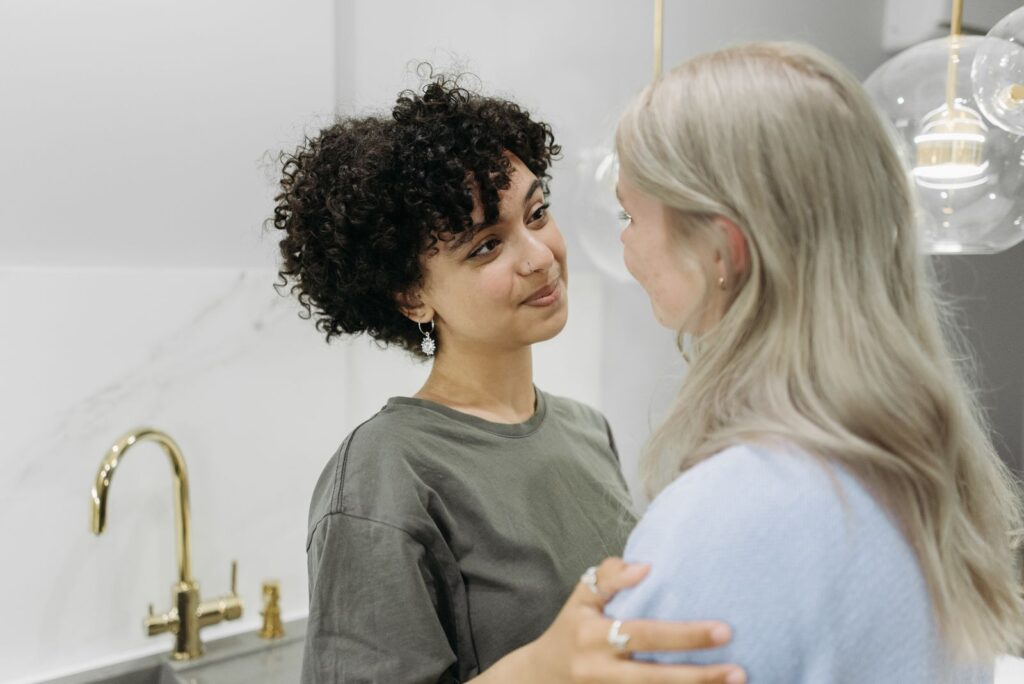 仲直りしたいのに自分から言えないに悩む女性のイメージ