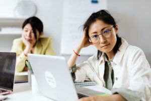 休憩中 仕事のことを考える 頭から離れないと向き合う穏やかなシーン
