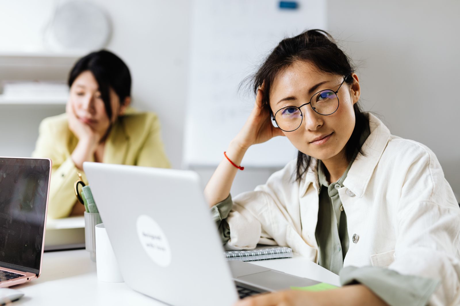 休憩中 仕事のことを考える 頭から離れないと向き合う穏やかなシーン