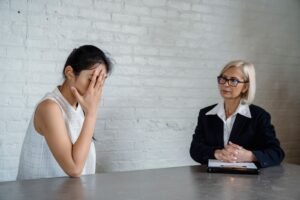 同じ失敗を繰り返してしまうに悩む女性のイメージ