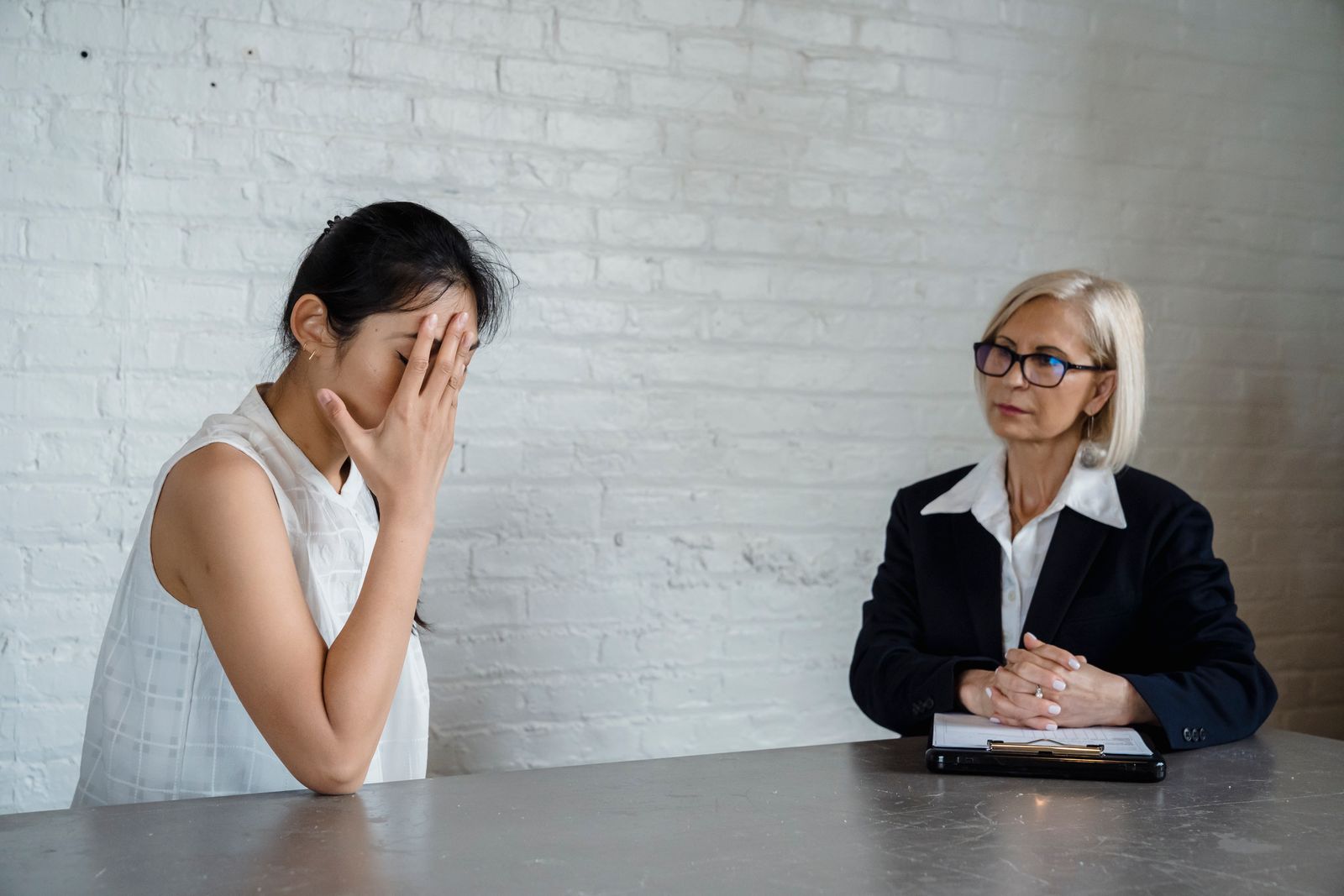 同じ失敗を繰り返してしまうに悩む女性のイメージ