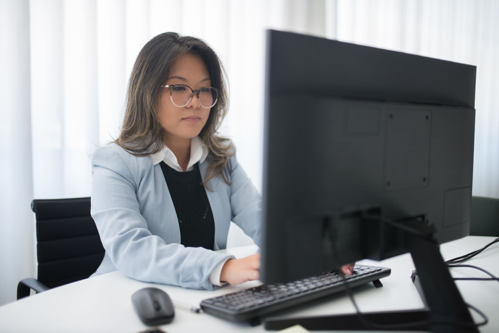 職場で自分だけ忙しいと向き合う穏やかなシーン