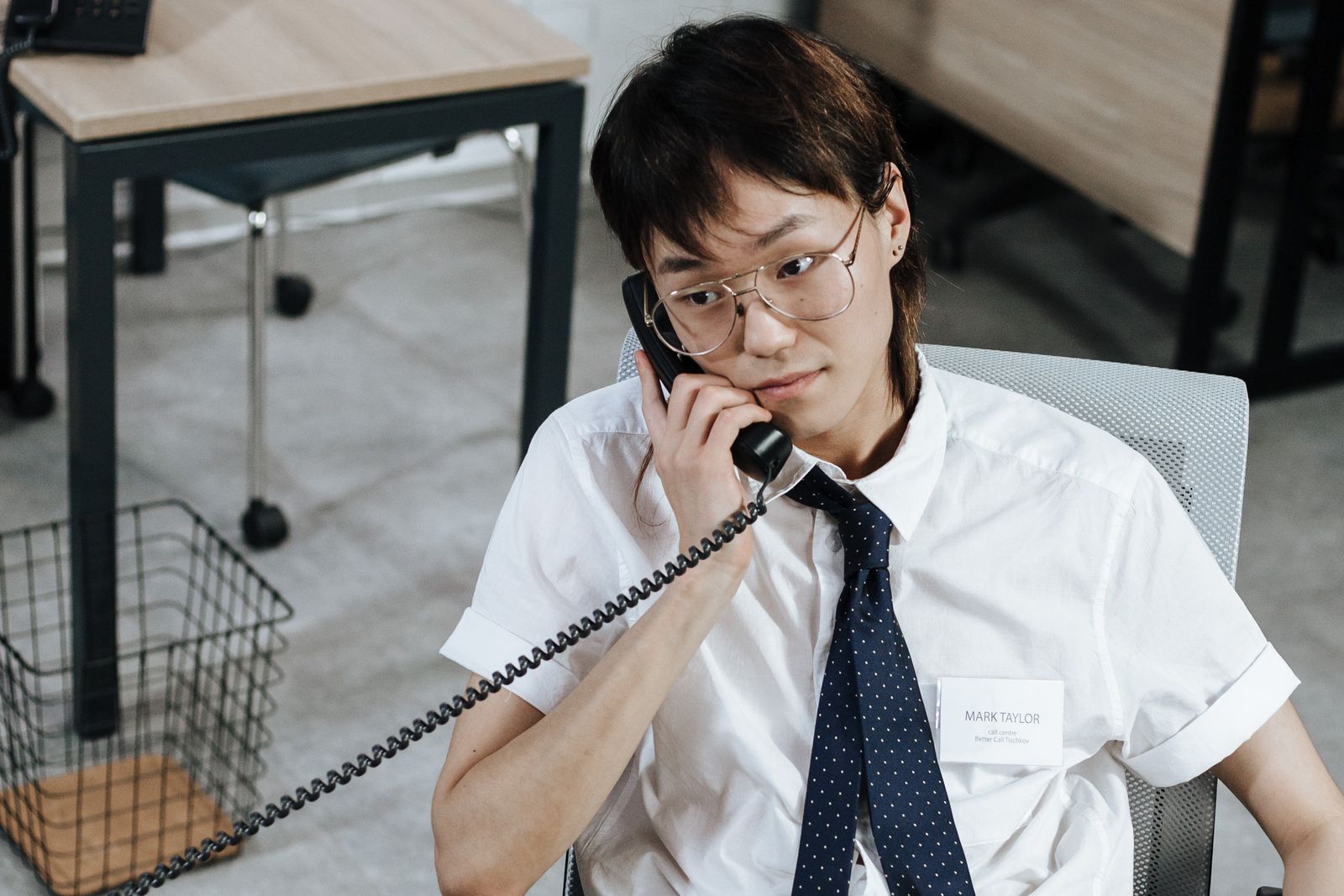 強い言い方 職場 困る 女性について考える女性の様子