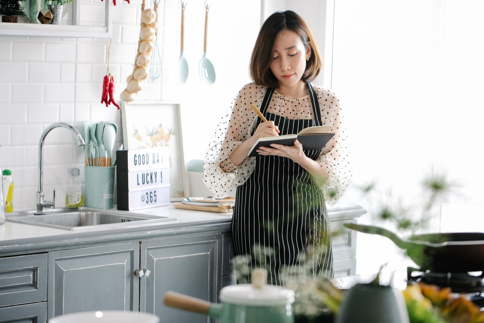 やることリストが終わらないに悩む女性のイメージ