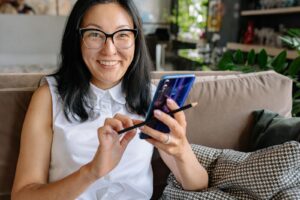 会議 議事録 書けないに悩む女性のイメージ
