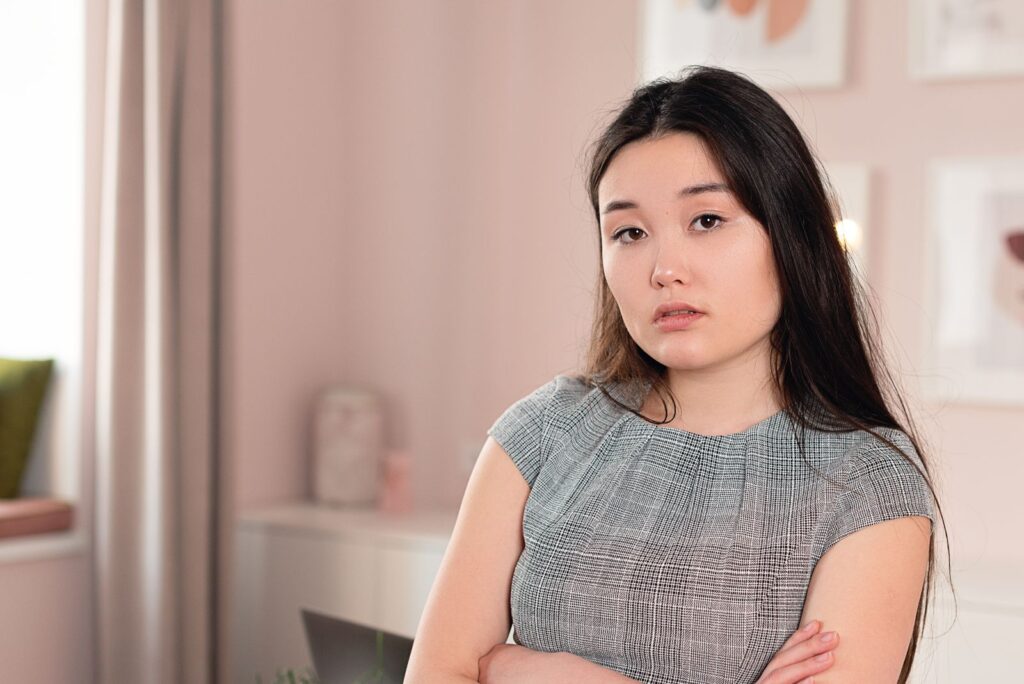 相手の機嫌が悪い 自分のせいに悩む女性のイメージ