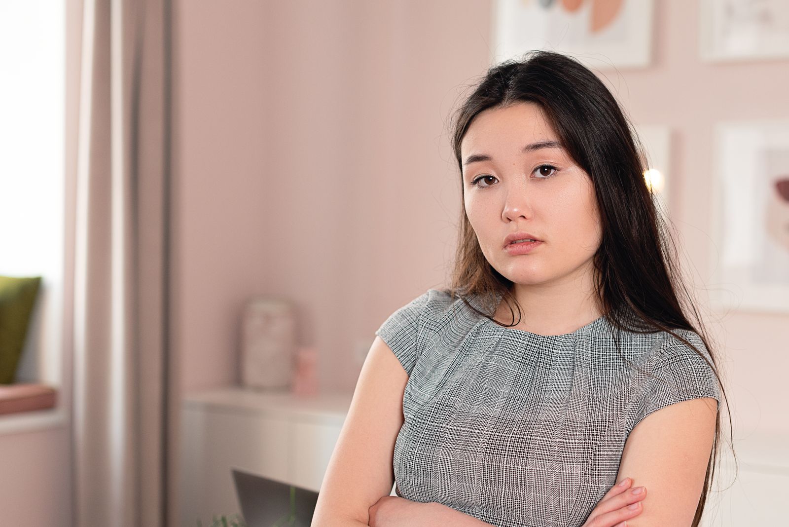 相手の機嫌が悪い 自分のせいに悩む女性のイメージ