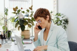 カウンセラー 相談者 予約 変更に悩む女性のイメージ