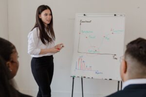 人前で話す 手が震えるに悩む女性のイメージ