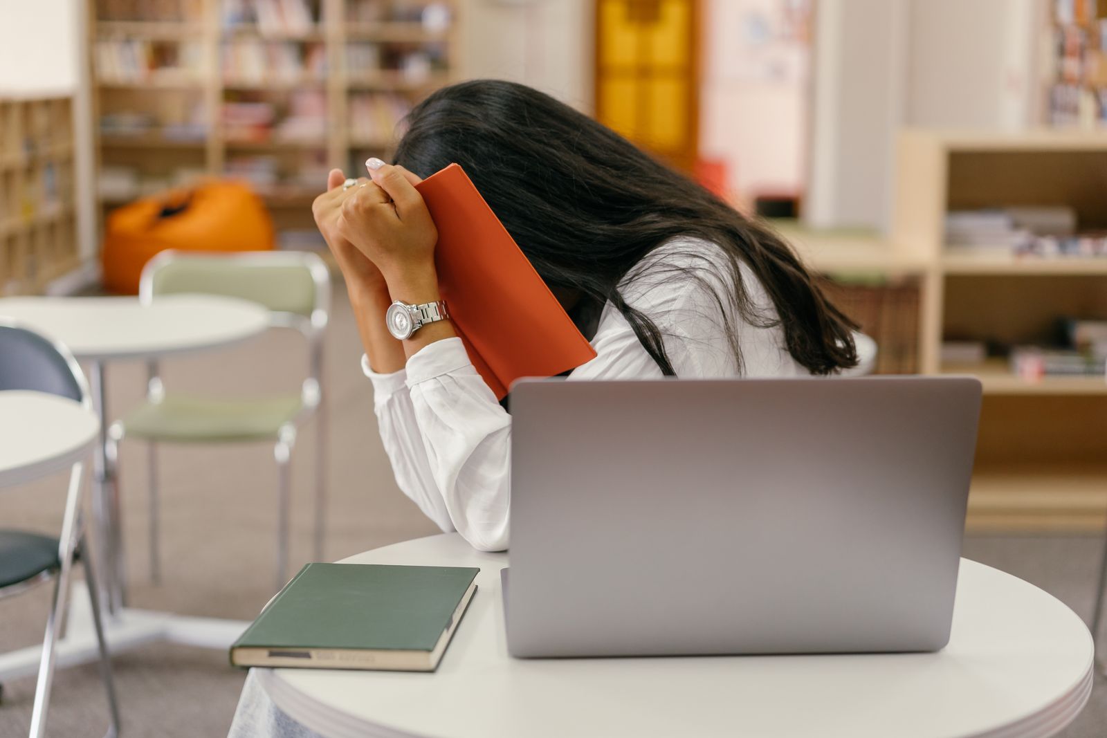 人が怒られていると自分も落ち込むと向き合う穏やかなシーン