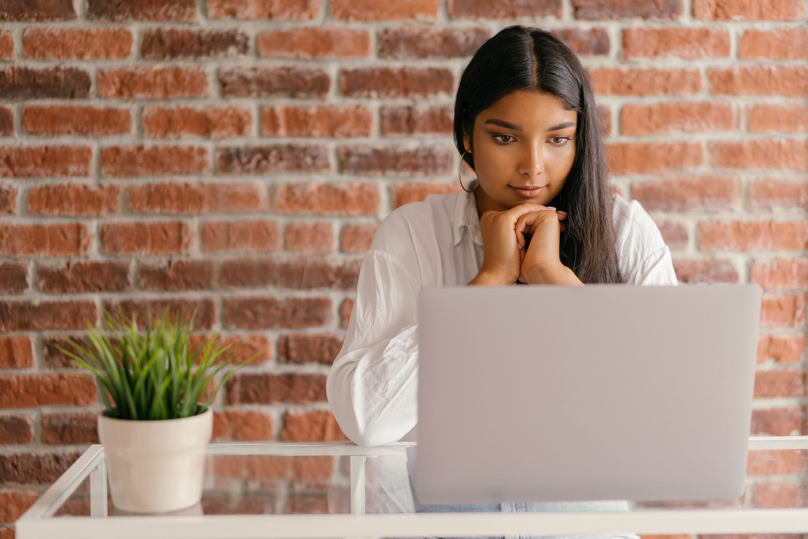 人が怒られていると自分も落ち込むをテーマにした女性のイメージ写真