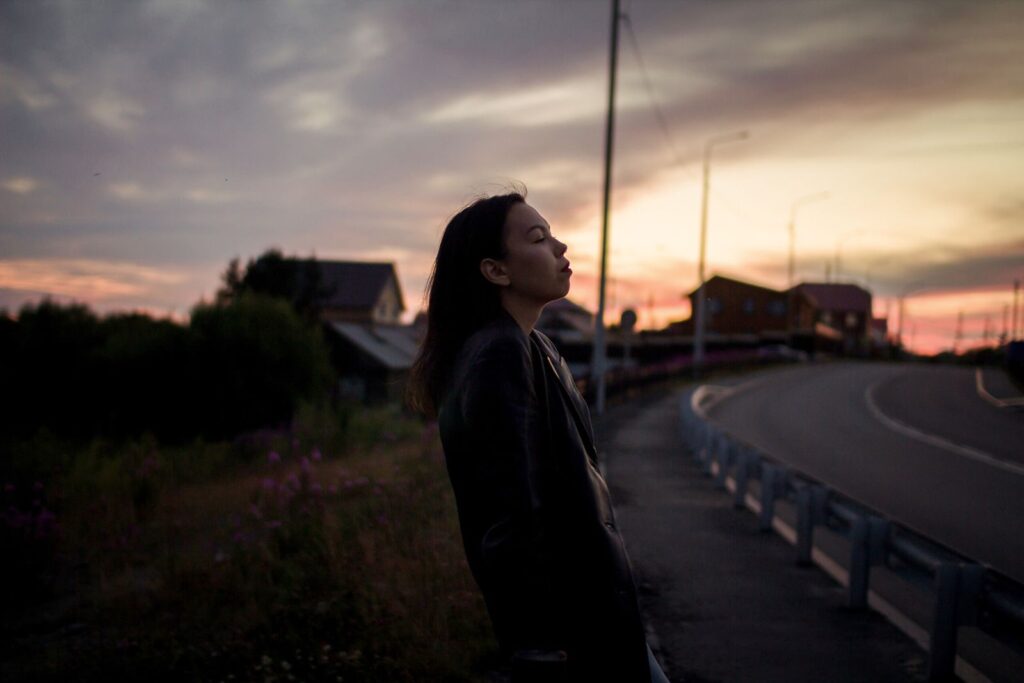 帰り道 一人反省会 考え込むに悩む女性のイメージ