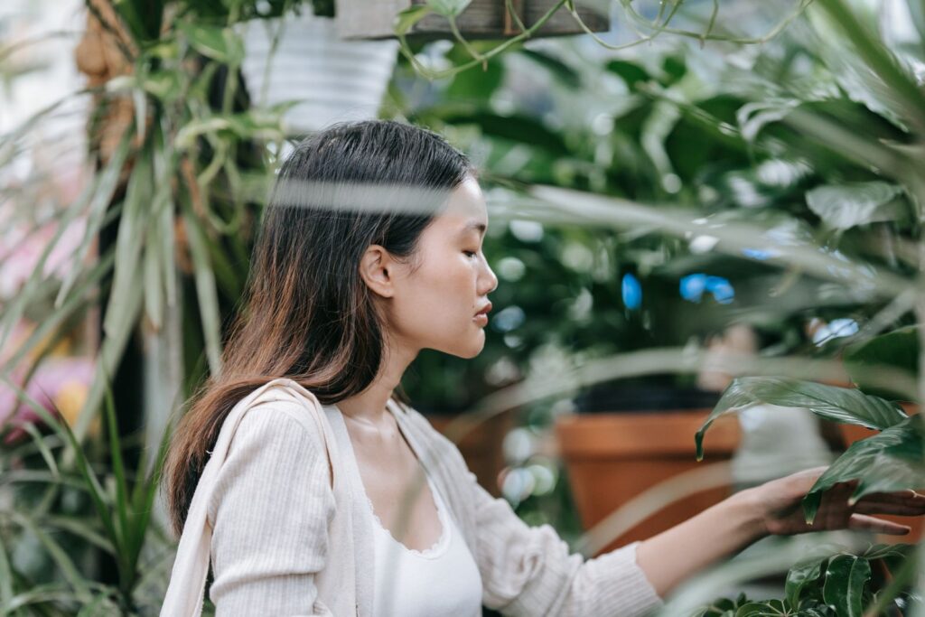 買い物で決められない 迷うに悩む女性のイメージ