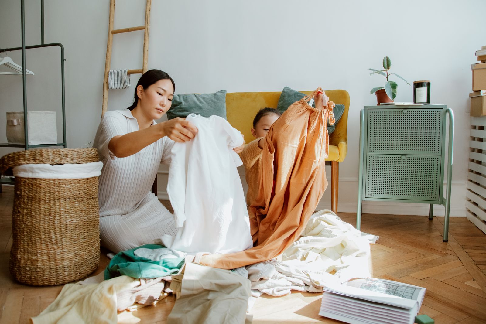 気に入っているのに着ない服に悩む女性のイメージ