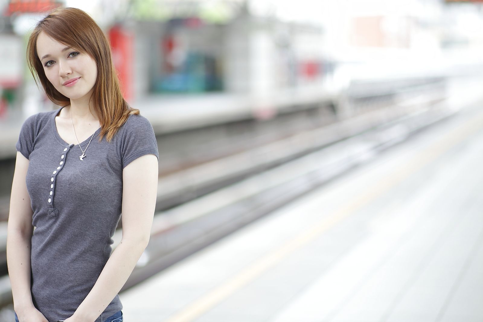 初めての一人旅 不安に悩む女性のイメージ
