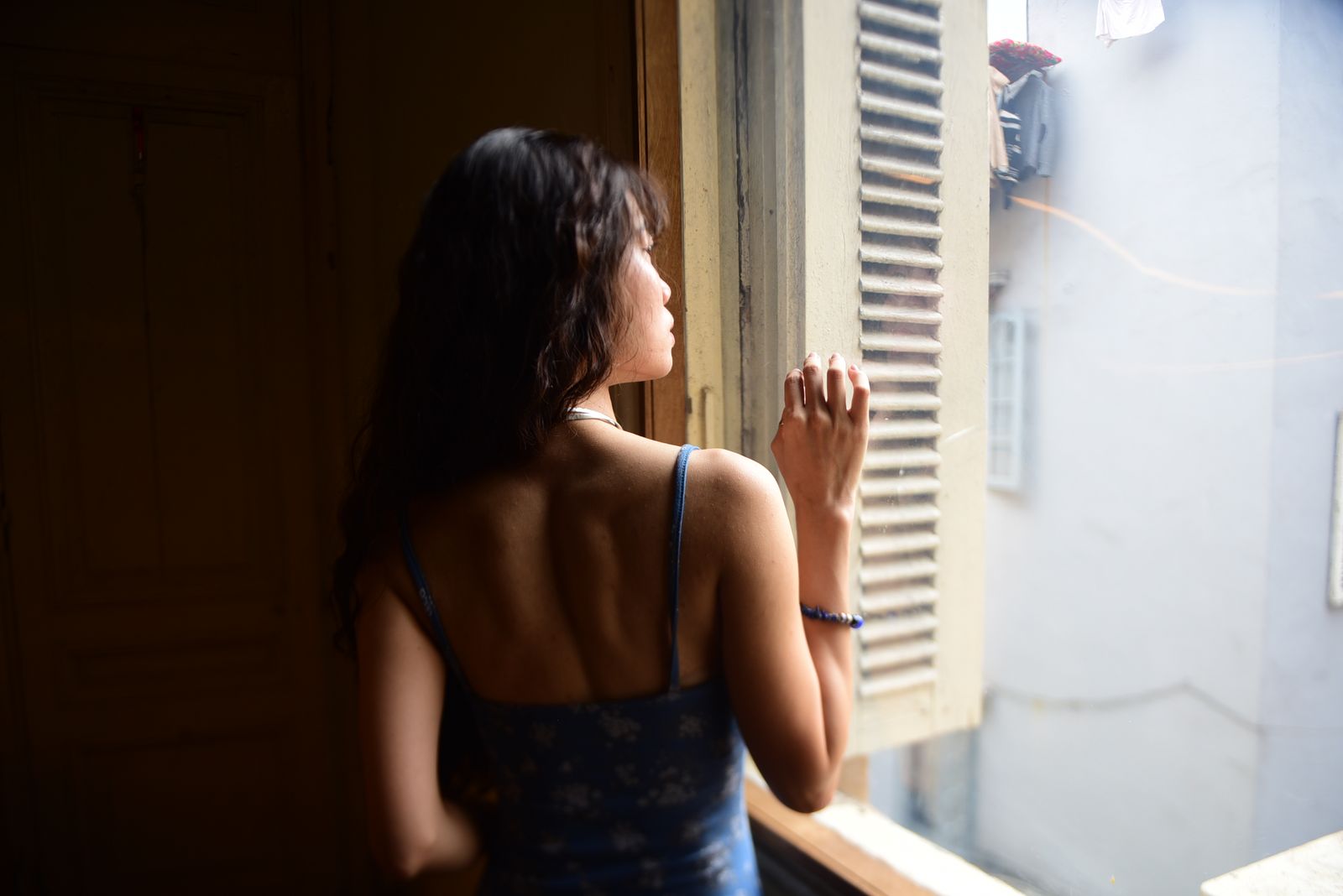 悩みを誰にも言えないをテーマにした女性のイメージ写真