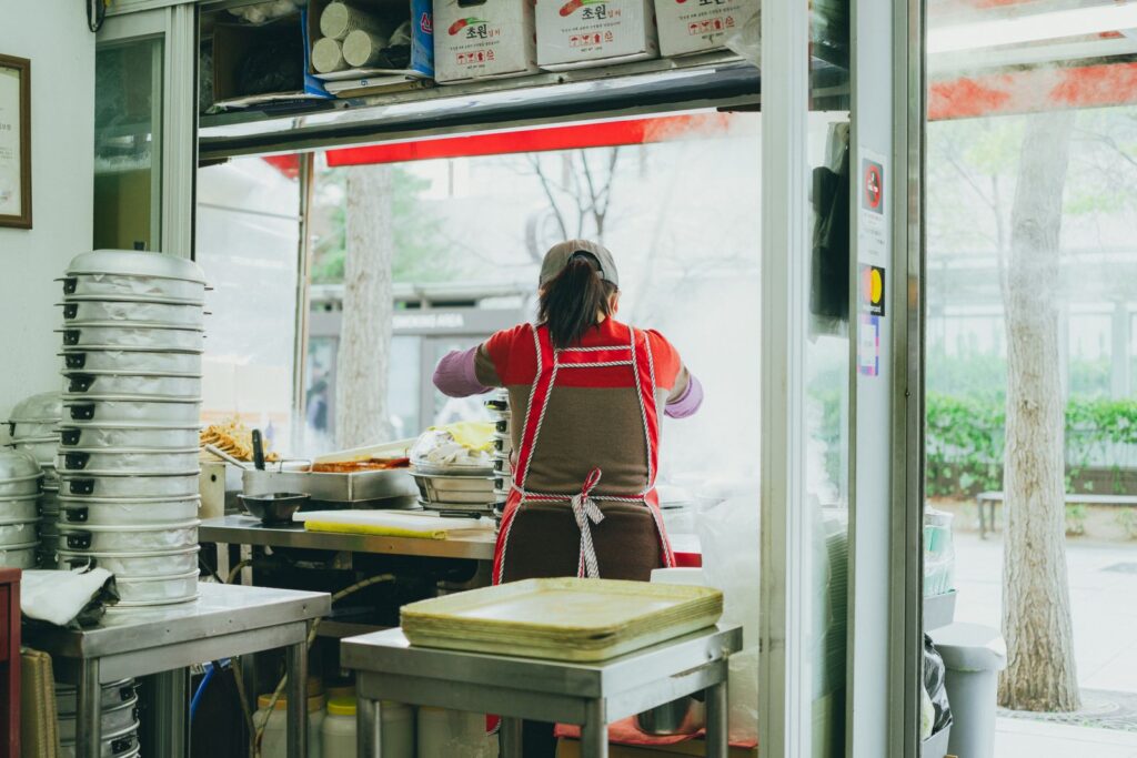 家族に当たってしまうに悩む女性のイメージ