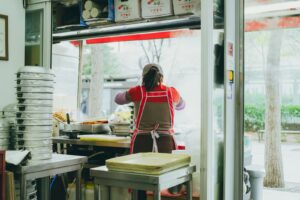 家族に当たってしまうに悩む女性のイメージ