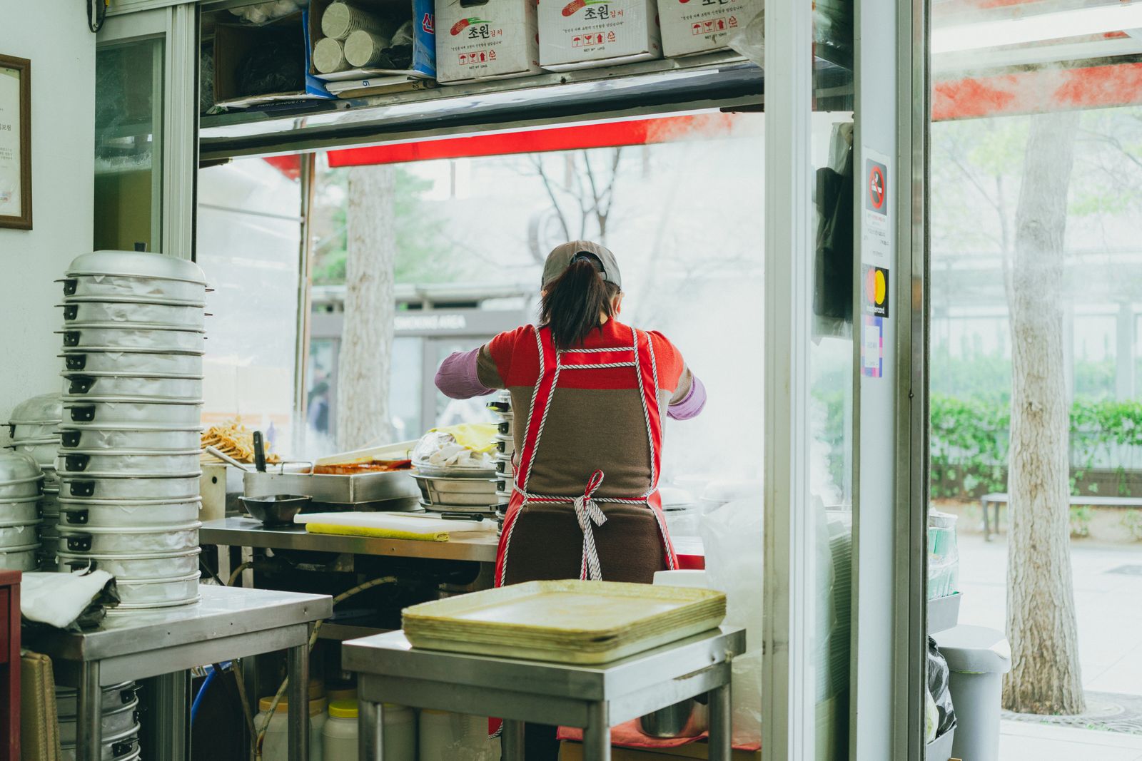 家族に当たってしまうに悩む女性のイメージ