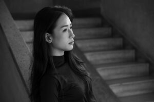 悩みを誰にも言えないに悩む女性のイメージ