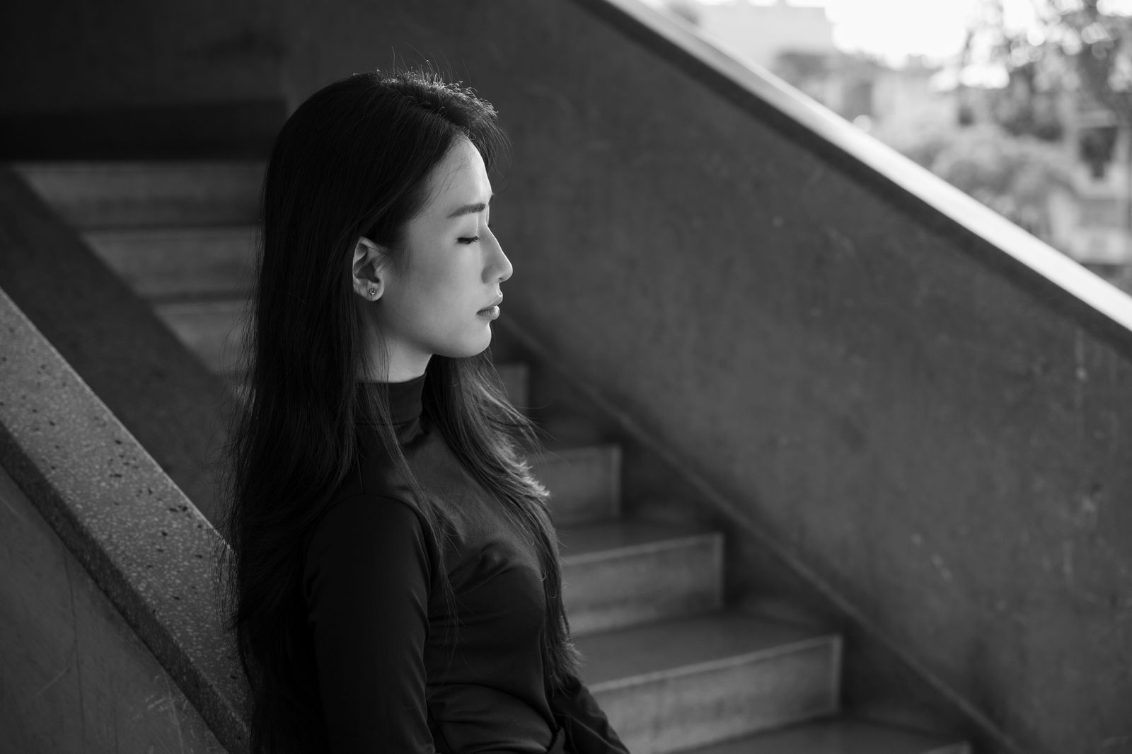 悩みを誰にも言えないと向き合う穏やかなシーン
