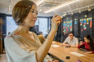 残業 断れないに悩む女性のイメージ