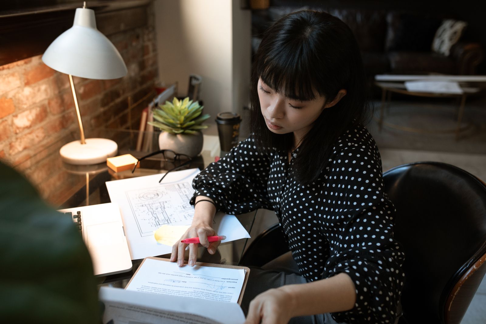 残業 断れないについて考える女性の様子
