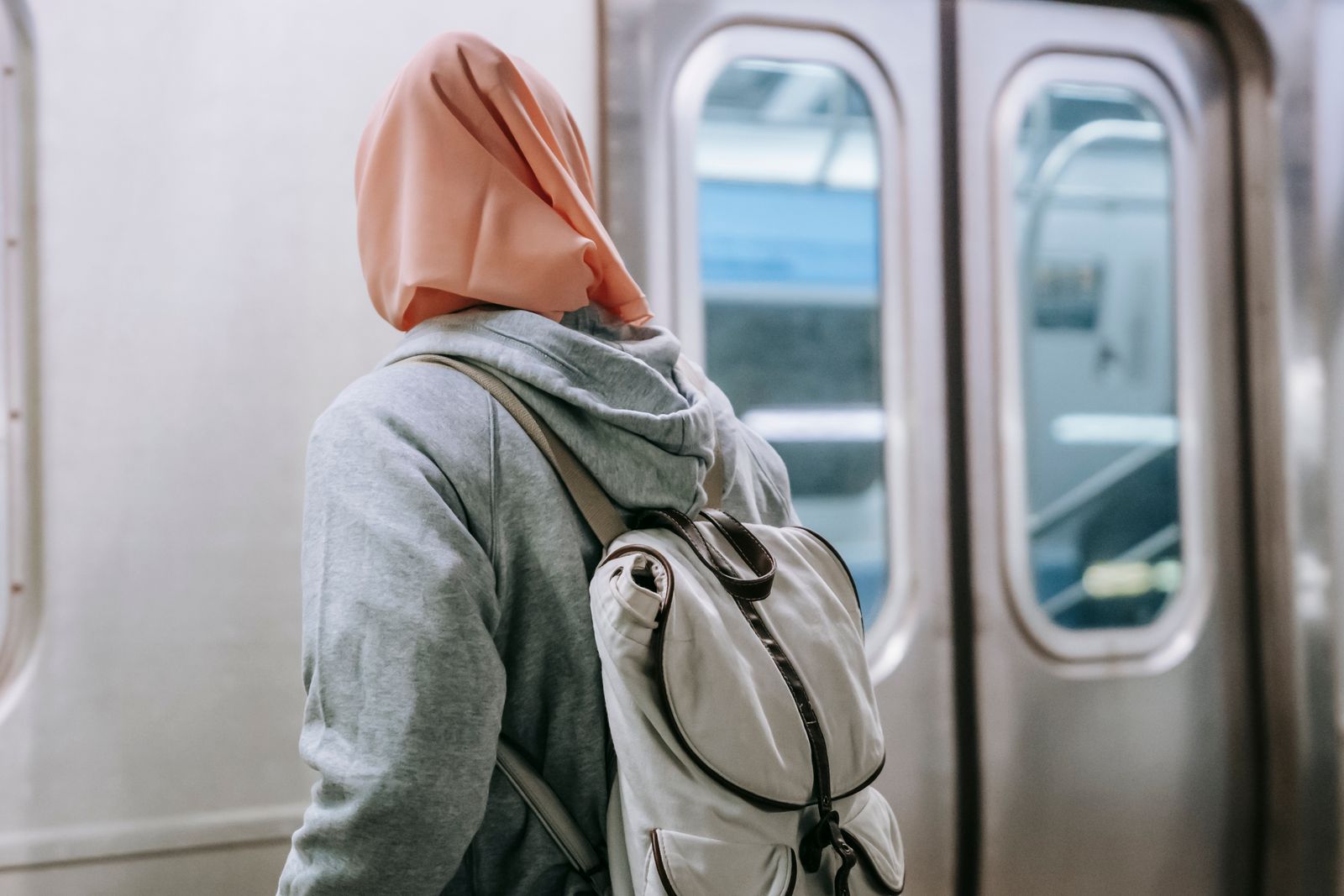 初めての一人旅 不安について考える女性の様子