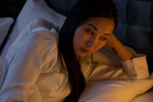 一日の終わりに時間を無駄にした気がするに悩む女性のイメージ