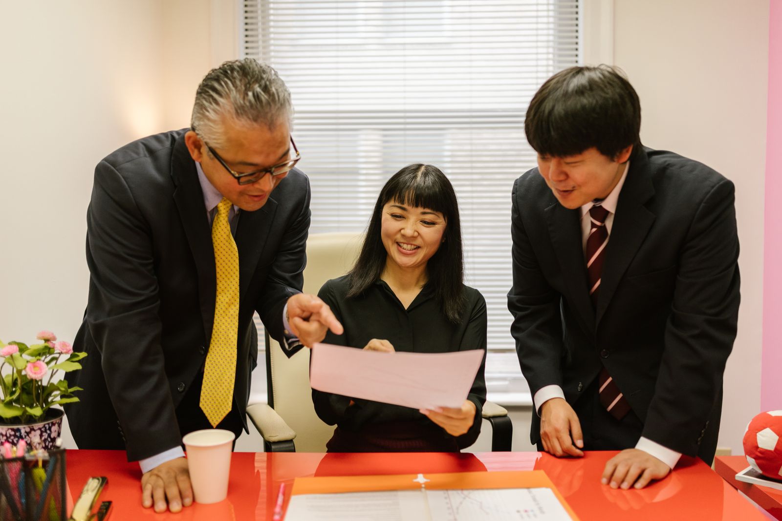 職場 マウント 疲れるについて考える女性の様子