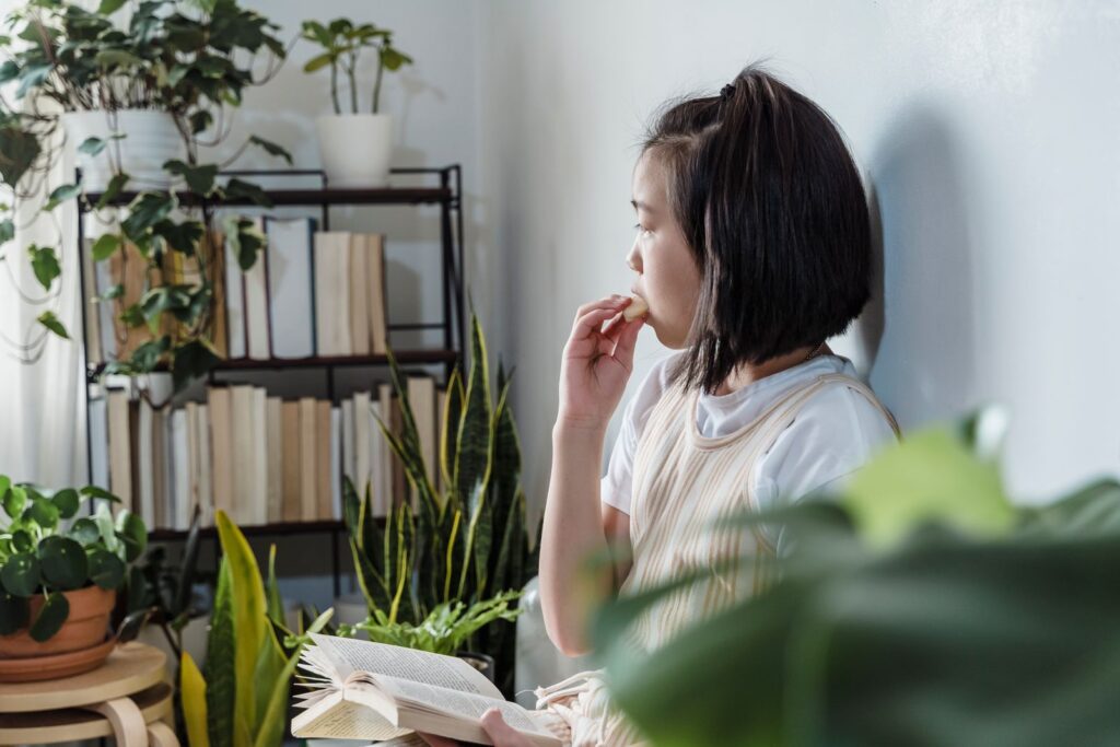 読書が続かないに悩む女性のイメージ