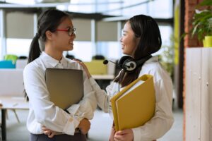 職場 マウント 疲れるに悩む女性のイメージ