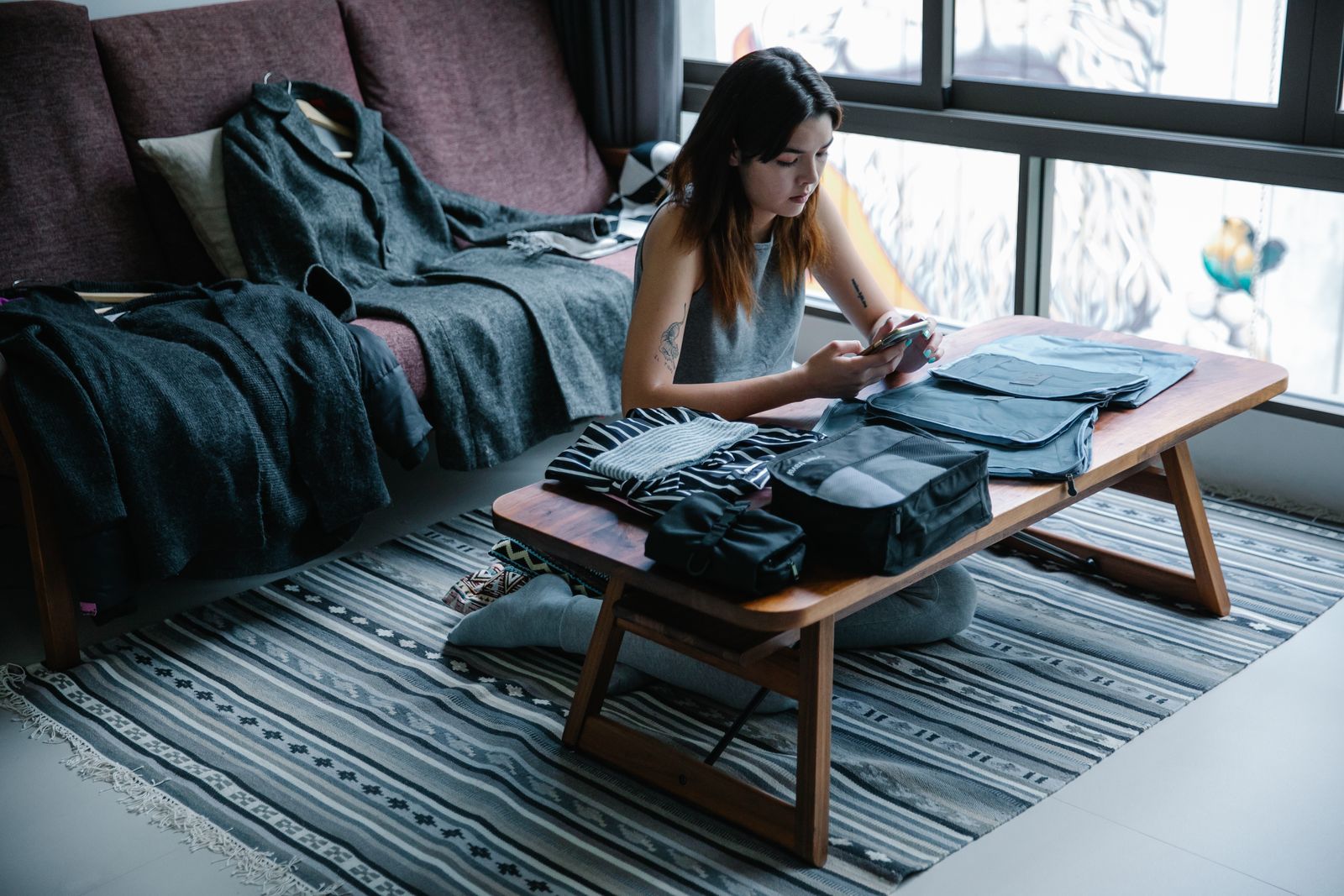 バッグの中身 整理と向き合う穏やかなシーン